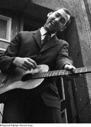 Achim Roth, ein Arbeitskollege des Fotografen an der Deutschen Hochschule für Filmkunst in Potsdam-Babelsberg, mit Gitarre
