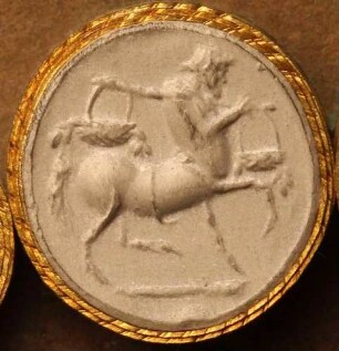 Kentaur mit zwei geschulterten Körben (Daktyliothek, Das Alterthum nach Lippert und Visconti)