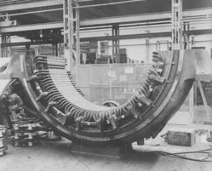 Stator mit Formwicklung eines Wechselstromgenerators für Wasserturbinenantrieb (Siemens-Schuckertwerke) : Technikgeschichte | Elektrotechnik | Erzeugung elektrischer Energien | Gleich- und Wechselstromgeneratoren, Turbogeneratoren
