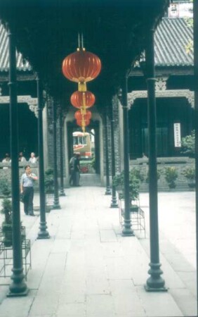 Guangzhou (Kanton). Ahnentempel der Familie Chen. Blick in einen der überdachten Wandelgänge mit Lampions