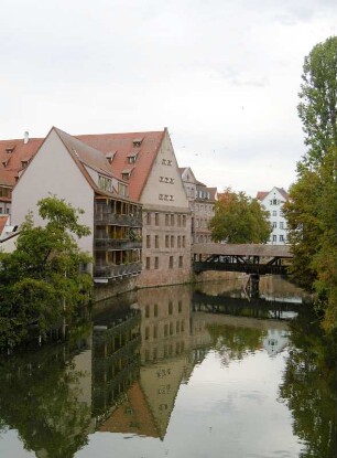 Nürnberg: Pegnitz mit Uferbebauung, Blick zum Henkersteg