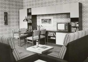 Eßtisch : Wohnzimmermöbel. Ansicht mit Anbauwand "Eisenberg" (1975; VEB Möbelkombinat Eisenberg), Eßplatz und Sitzgruppe