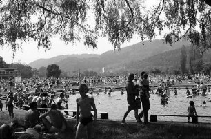 "5000" Leute im Freiburger Strandbad: im Vordergrund Planschbecken