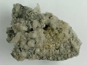 Calcit, Pyrit auf Dolomit