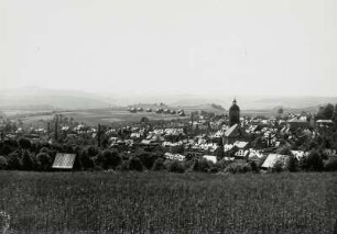 Lößnitz, Stadtansicht : Lößnitz. Altstadt mit Pfarrkirche St. Johannis und Hospitalkirche St. Georg (vorn). Blick von der linken Talkante nach Westsüdwest gegen Gleesberg und Tl der Zwickauer Mulde
