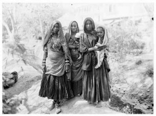 Hinduistische Frauen mit Kleinkindern