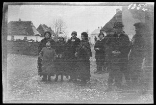 Illawcze (=Ilavche, Ukraine): vor dem Kirchof ("Rückkehr von Galiziern nach Sorocko")