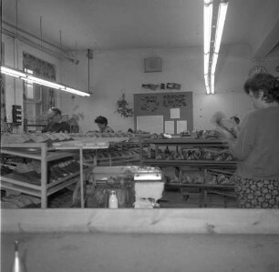 Roßwein, Dresdner Straße 35/Querstraße 6. VEB Filzschuhfabrik (ehemals PGH Morgenrot). Produktionsraum. Blick gegen Wand mit Wandzeitung zum Thema "25 Jahre DDR"