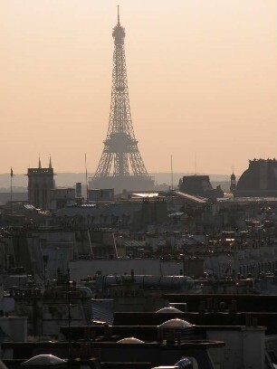 Paris. Eiffelturm, gesehen vom Dachcafe des Centre Pompidou, abends, Innenstadt