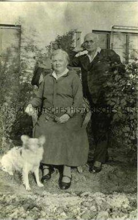 Älteres Paar mit Hund