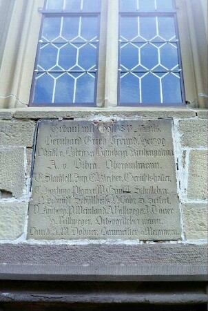 Inschriftenstein über dem Eingang der Dorfkirche, Sandsteintafel, weist auf Bauzeit 1841 hin