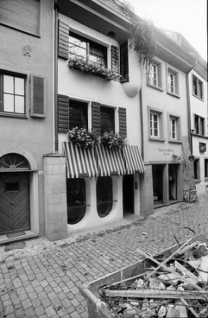 Freiburg i. Br.: Konviktstraße: Haus mit runden Ladenfenstern