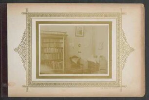 [Wohnzimmer der Familie Mengen mit Bücherschrank, Lehnstuhl und Kommode]