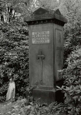 Denkmal für die Gefallenen des 1. Weltkrieges : Denkmal für die Gefallenen des 1. Weltkrieges. Sandstein (nach 1918). Reinhardtsdorf-Schöna, Am Viehbigt, Friedhof