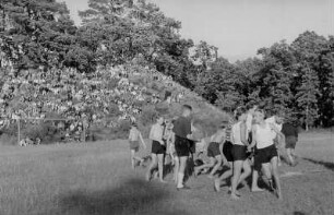 1. Zentrales Pionierlager "Georgi Dimitroff" in Prora auf Rügen : Pioniere bei einem Fußballspiel