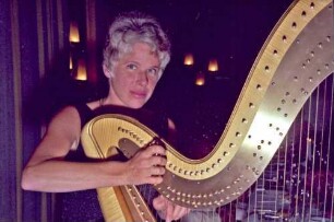 Freiburg: Colombi Hotel, Frau Jaeneckes Geburtstag, Dame mit Harfe