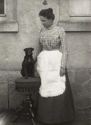 Junge Frau mit Hund