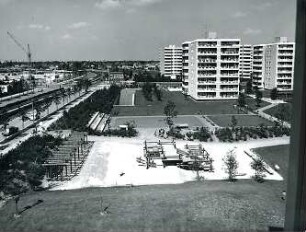 Hansjakob, Gottfried; München - Neuperlach Nord, Nord-Ost; Wohnanlage mit Ladenzentrum an der Quiddestraße - Außenanlage (Aufsicht), Spielplatz und -wiese
