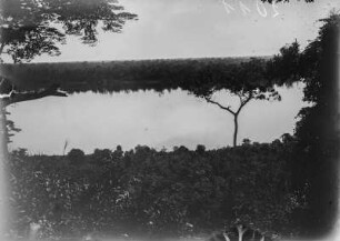 Flusslandschaft : Der Fluss Arwuimi und die umgebende Landschaft