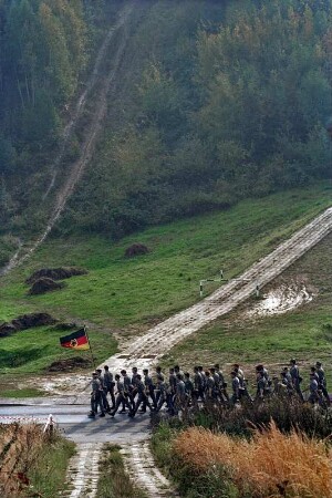 Alljährlich, zum Jahrestag des Mauerfalls, findet ein Gedenkmarsch der Bundesweher über den ehemaligen Todesstreifen statt. bei Beendorf,