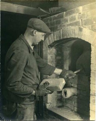 Egon Bregger am Keramikbrennofen