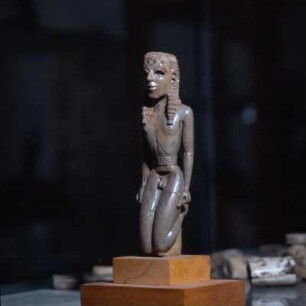 Samos, Archäologisches Museum Vathi. Jüngling im Tanzsprung, Elfenbein, Höhe 14,5 cm, Teil einer Lyra. 7. Jh. v. Chr.