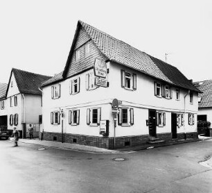 Ehem. Gasthof ''Der Goldene Stern'', heute ''Zur Linde''; Rosbach vor der Höhe, Friedberger Straße 9