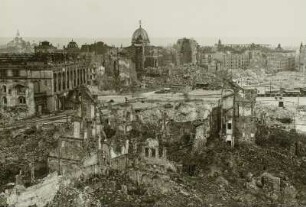 Dresden. Blick vom Modehaus Möbius an der Wilsdruffer Straße nach Nordosten zum Neumarkt mit Johanneum, Frauenkirche und Kunstakademie