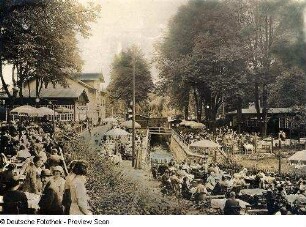 Dresden. Gasthof zur Haidemühle : Dresden-Neustadt. Gasthof zur Haidemühle. Gästegarten mit Tiergehege und Prießnitz gegen die Straßenbrücke. Ansicht von Südosten