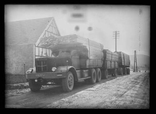 Beladener LKW mit zwei Anhängern (Kennzeichen E-52036)