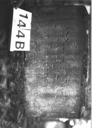 Grabstein 144 (Index: 99898969) Material: Sandstein Zustand: angewittert Maße HxBxT: 171x59x23 cm Beschreibung: aufgesockelte Stele mit Konvexbogenabschluss, oben abgeflacht und mit Voluten und über den Rand hängender Palmette, unterer Sockel felsartig gearbeitet Symbolik: Palmette, Voluten: Grabstein 144B