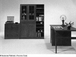 Anbauschrank : Anbauwand "Arkona" (1984; VEB Möbelkombinat Ribnitz-Damgarten). Anbauschrank und Schreibtisch
