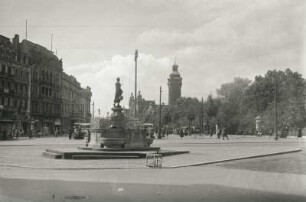 Leipzig, Mägdebrunnen : Leipzig. Königsplatz/Roßplatz. Blick über den Mägdebrunnen zum Neuen Rathaus