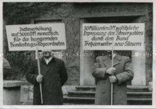 Protestierende Männer vor dem Finanzamt Quakenbrück