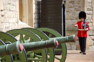 London - Kanonen im Tower : Historische Kanonen und Wachsoldat vor den Waterloo Barracks, in den die Kronjuwelen untergebracht sind, aufgenommen im Tower von London im Mai 2006