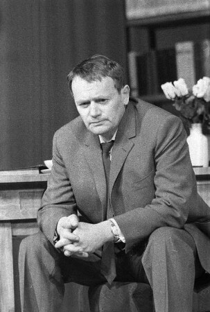 Szenenbilder aus "Das elfte Gebot", Schauspiel von Lajos Mesterházy (Regie: Helfried Schöbe l/ Horst Schönemann, Ausstattung: Dieter Berge). Maxim-Gorki-Theater Berlin, 02.04.1962 (Premiere am 04.04.1962) : Mit Albert Hetterle (Schriftsteller), Sabine Krug (Marika), Walter Jupé (Zoltán), Monika Lennartz (Márta), Horst Westphal (Joska), Alfred Müller (Lehrer), Ruth Langer (Karola), Kurt Böwe (Bürgermeister), Helga Raumer (Frau Kadacz), Erich Mirek (Meszaros) u. a.