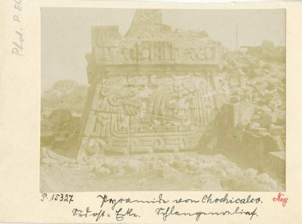 Pyramide de Chochicalco, angle sud-est, relief de serpent