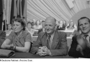 Porträt Adolf Henneckes neben Erich Honecker