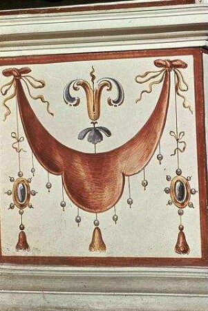 Groteskendekoration der Fensterwand und des stukkierten Frieses