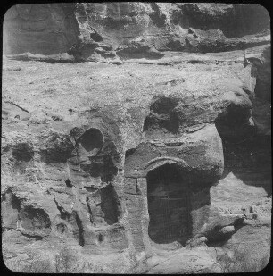 Nische, darüber Inschrift 456 [Petra]