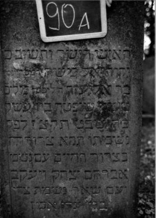 Grabstein 90 (Index: 100111187) Material: Sandstein Zustand: gut Maße HxBxT: 120x60x14 cm Beschreibung: Stele, flacher Konvexbogenabschluß, Schriftfeld eingetieft Symbolik: Blüte: Grabstein 90A
