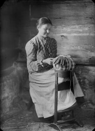 Frau mit Klöppelsack