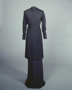 Schmales, schwarzes Kleid mit Stufenrock aus dem Film "Judgment at Nuremberg" (Archivtitel)
