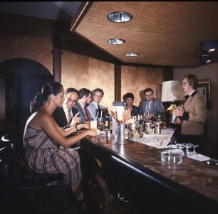 Bad Orb, Horststraße 1. Kurhotel "Hotel an der Therme". Blick in die Bar mit GästenGäste