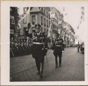 Abschreiten einer Parade durch den Reichskriegsführer