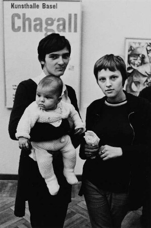 Junge Familie mit Säugling im Museum