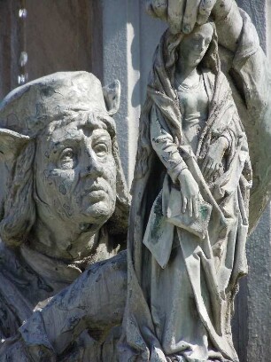 Würzburg - Tilmann Riemenschneider : Am Monumentalbrunnen vor der Residenz ist auch der Holzbildhauer Tilmann Riemenschneider mit einer Engelfigur in Stein dargestellt. Aufgenommen am 19. August 2010 in Würzburg