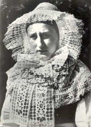 Festtracht aus Nochten : Kleidung - Truhentracht. Ort: Wochozy / Nochten. Mädchen in Festtracht ("na česć")