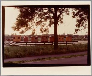 Auf einem Parkplatz aufgestellte Lauben und Hütten aus Holz, Buxtehude