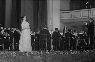 Sängerin und Orchester während des Auftrittes